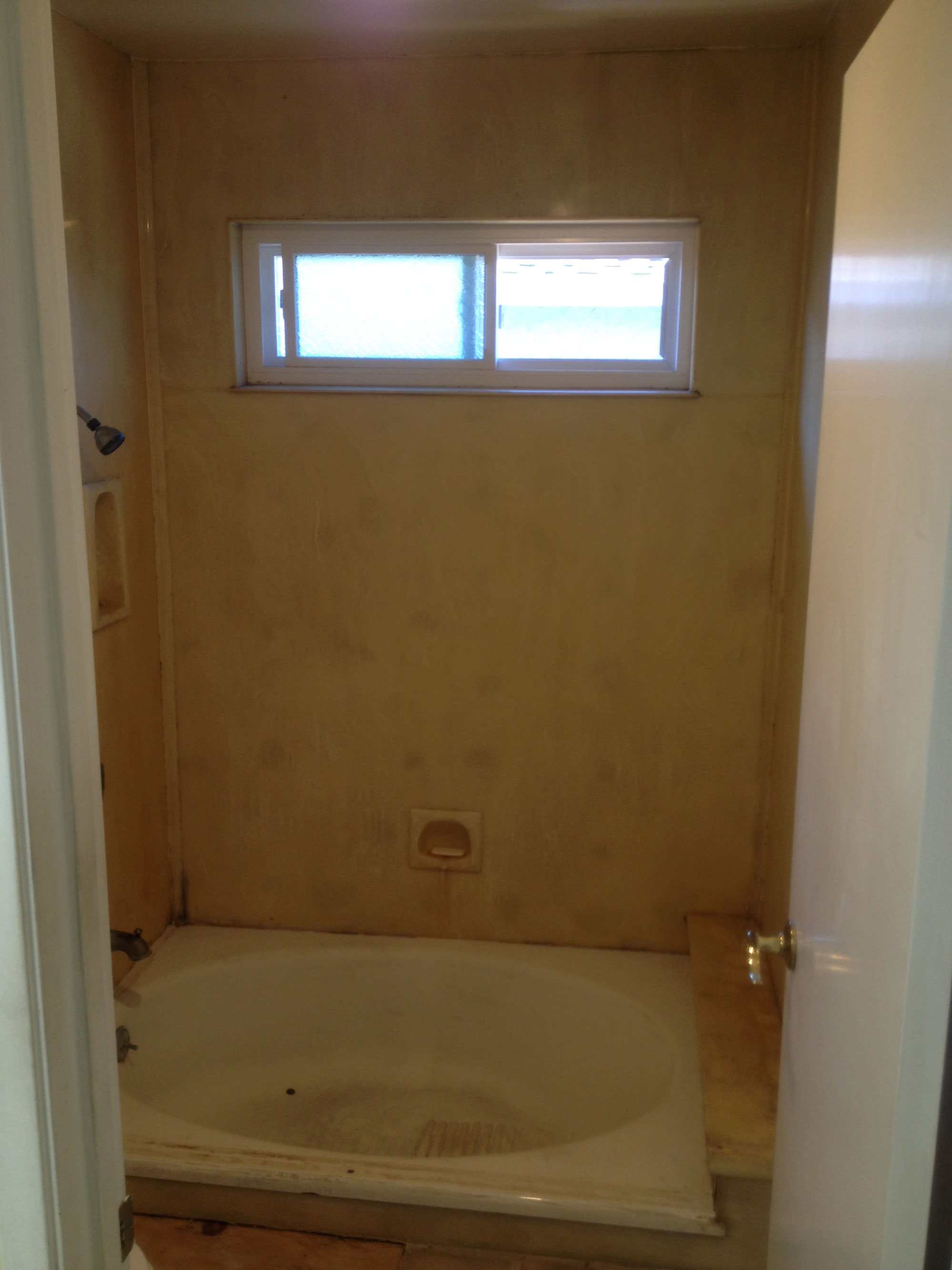 Bathtub & Shower Before Remodel